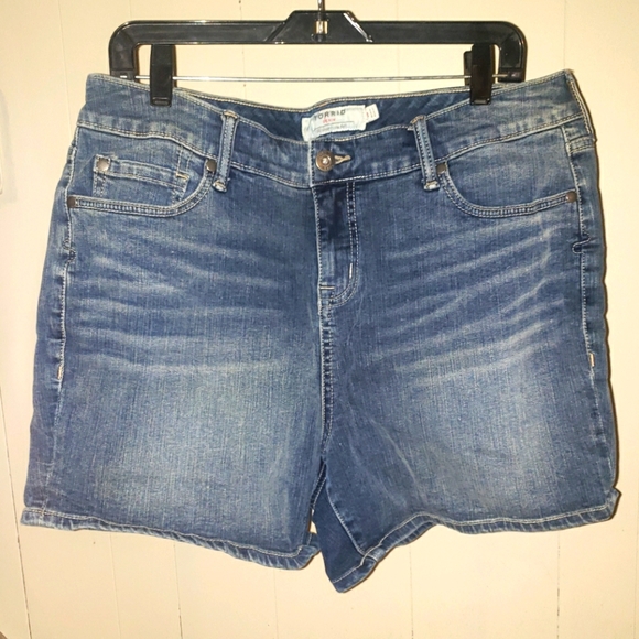 Plus Size 18 Torrid Denim Jean Shorts stretchy - Picture 1 of 4